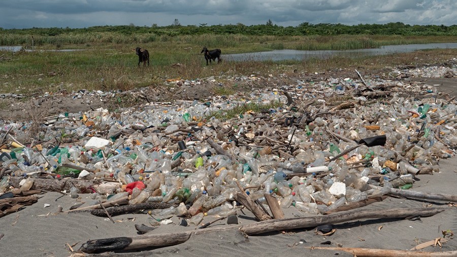 Vervuild strand in Guatemala